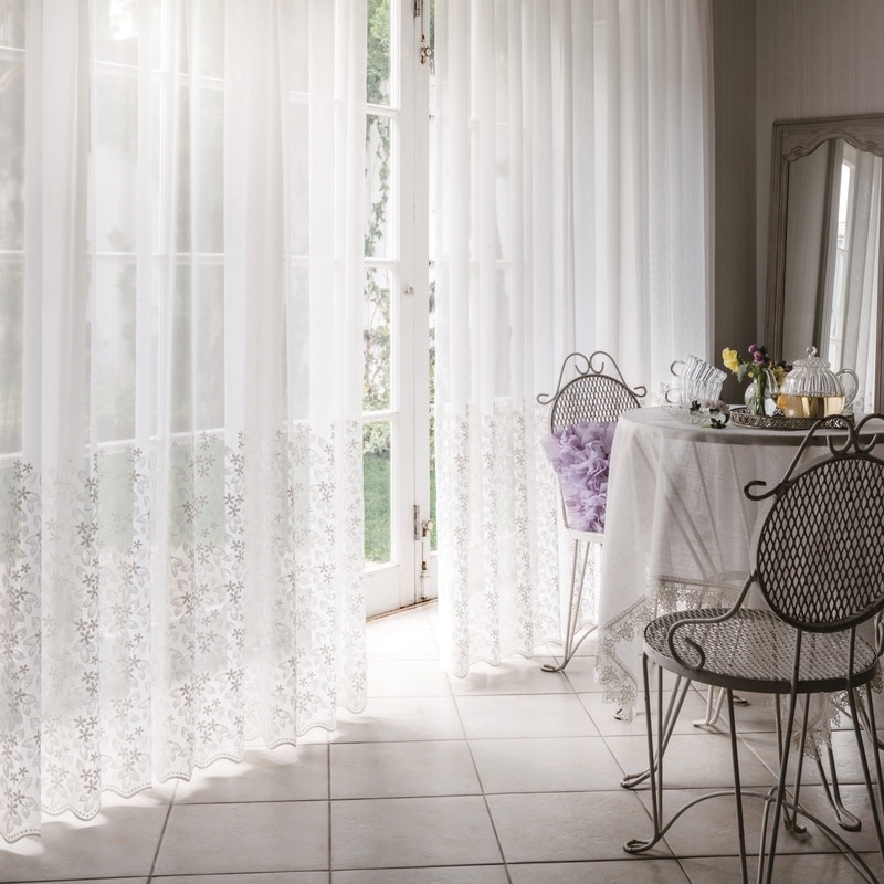 トルコ刺繍＞裾にきらっと光る花柄の刺繍デザイン。生地の継ぎ目がない