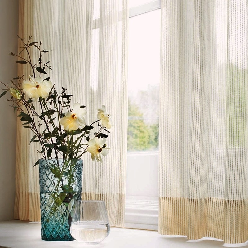 防炎＞シャンパンゴールドの細かいストライプ柄。生地の継ぎ目がない