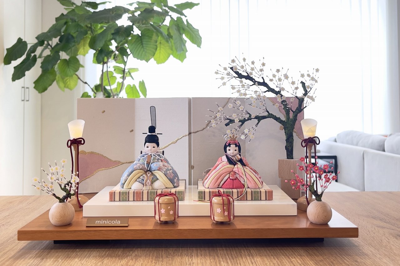 rico美琴（みこと）木目込み親王飾り雛人形 高岡塗台 白布地に金彩屏風