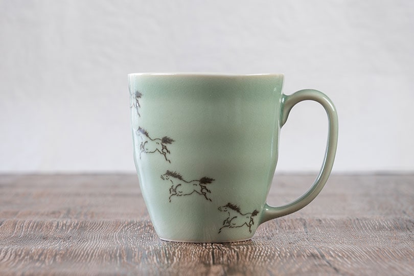 大堀相馬焼 松永窯 馬九行久(うまくいく)マグカップ グリーン | すべて