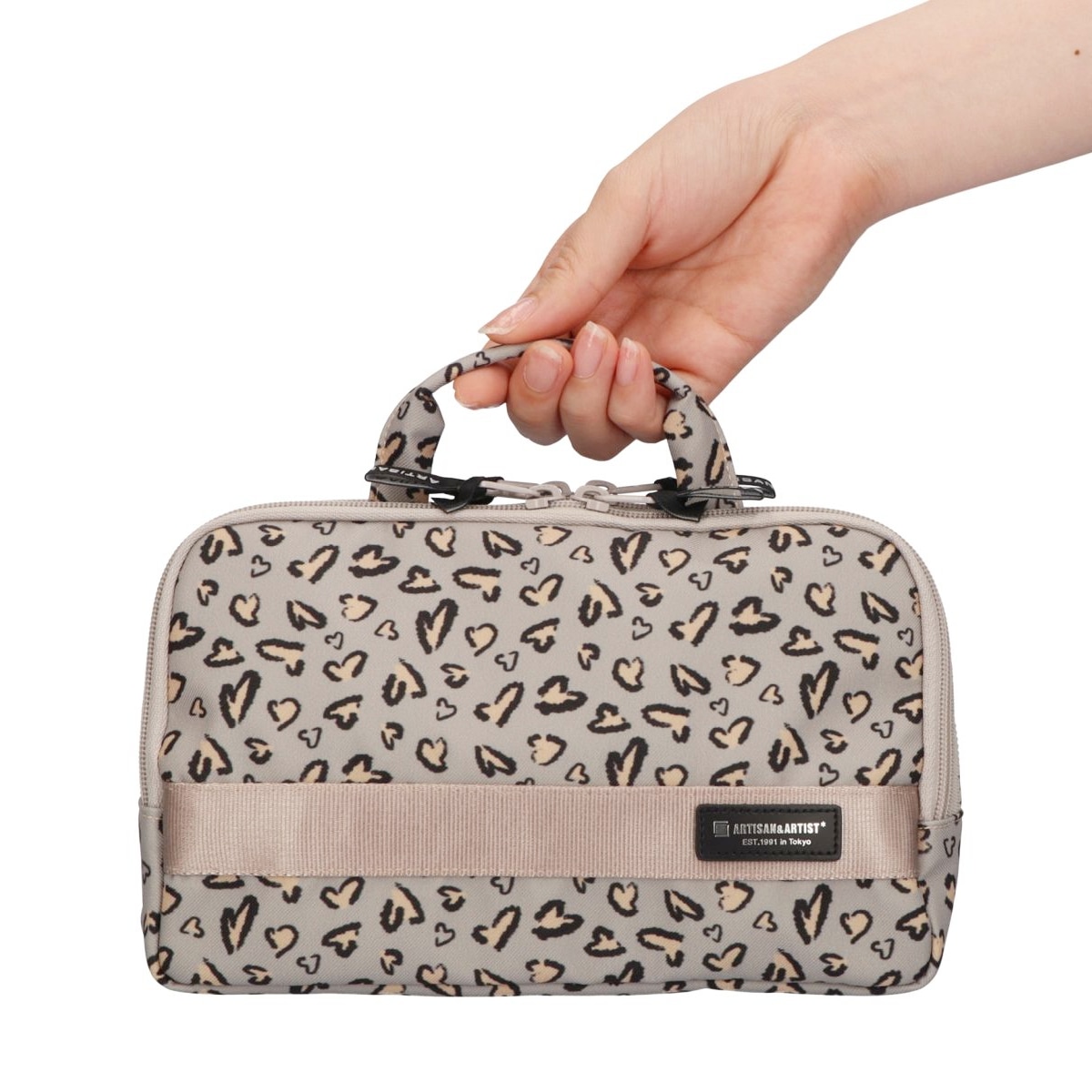 大きめサイズのスロープシェイプ・ポーチ ミス・パンテール 5WP-MN120