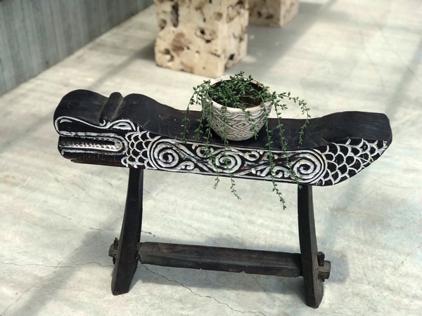 ワニの花台／ワニ 木彫り オブジェ／飾り台 ディスプレイ台／バリ雑貨