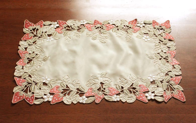 Strawberry embroidery いちご テーブルセンター 約30×45cm