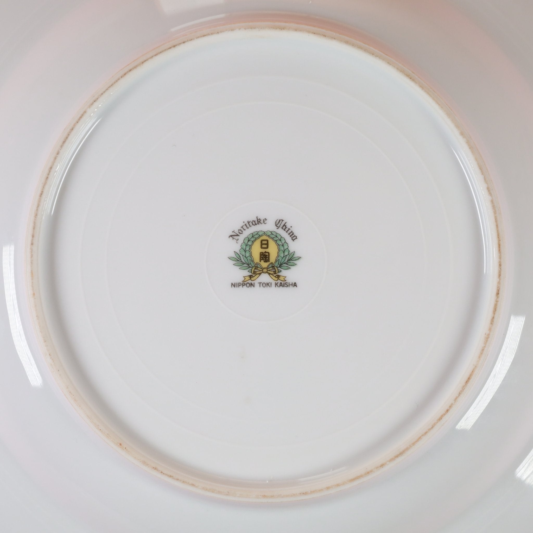 東洋と西洋の模様交響曲：ノリタケが奏でる絶妙なる装飾の世界