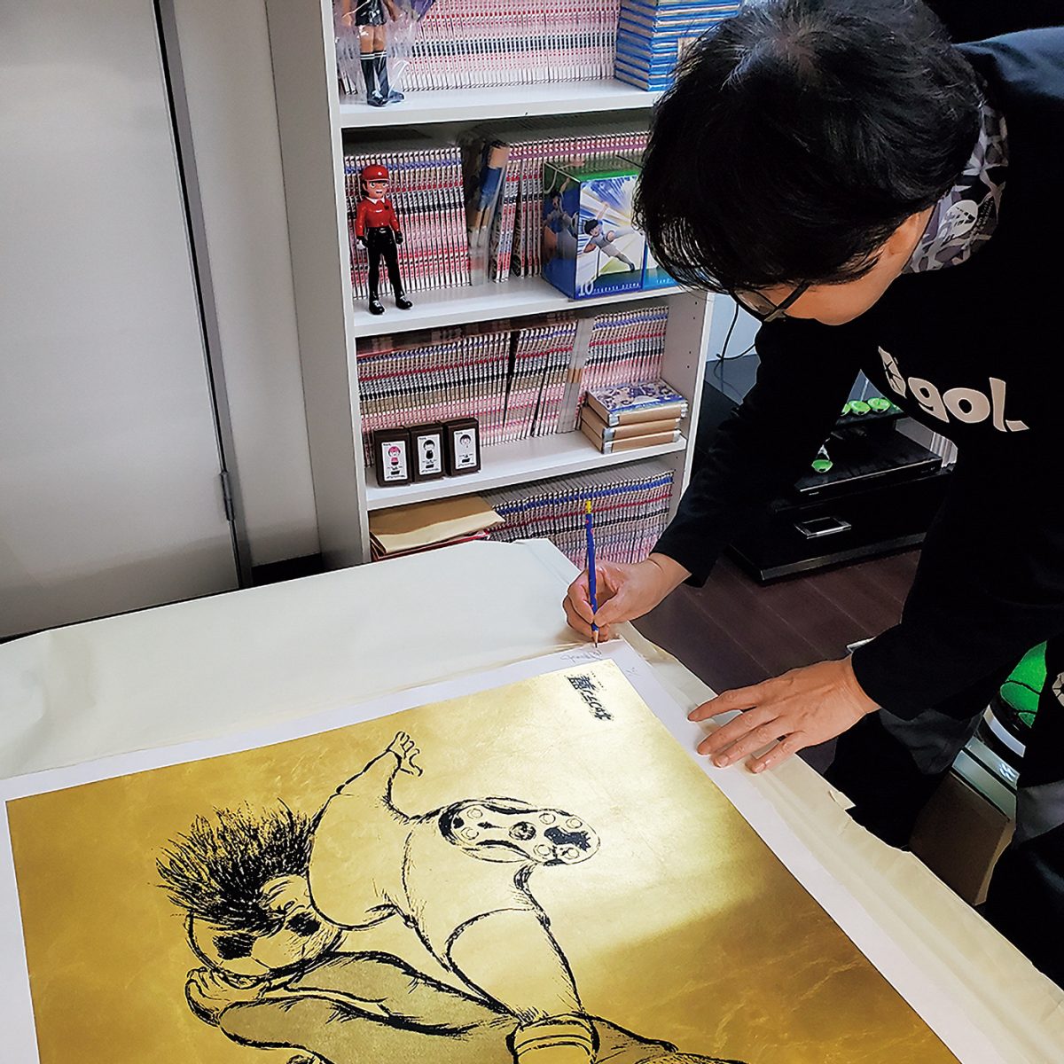 キャプテン翼』の名シーンが金箔アートに。高橋陽一先生直筆サイン入り