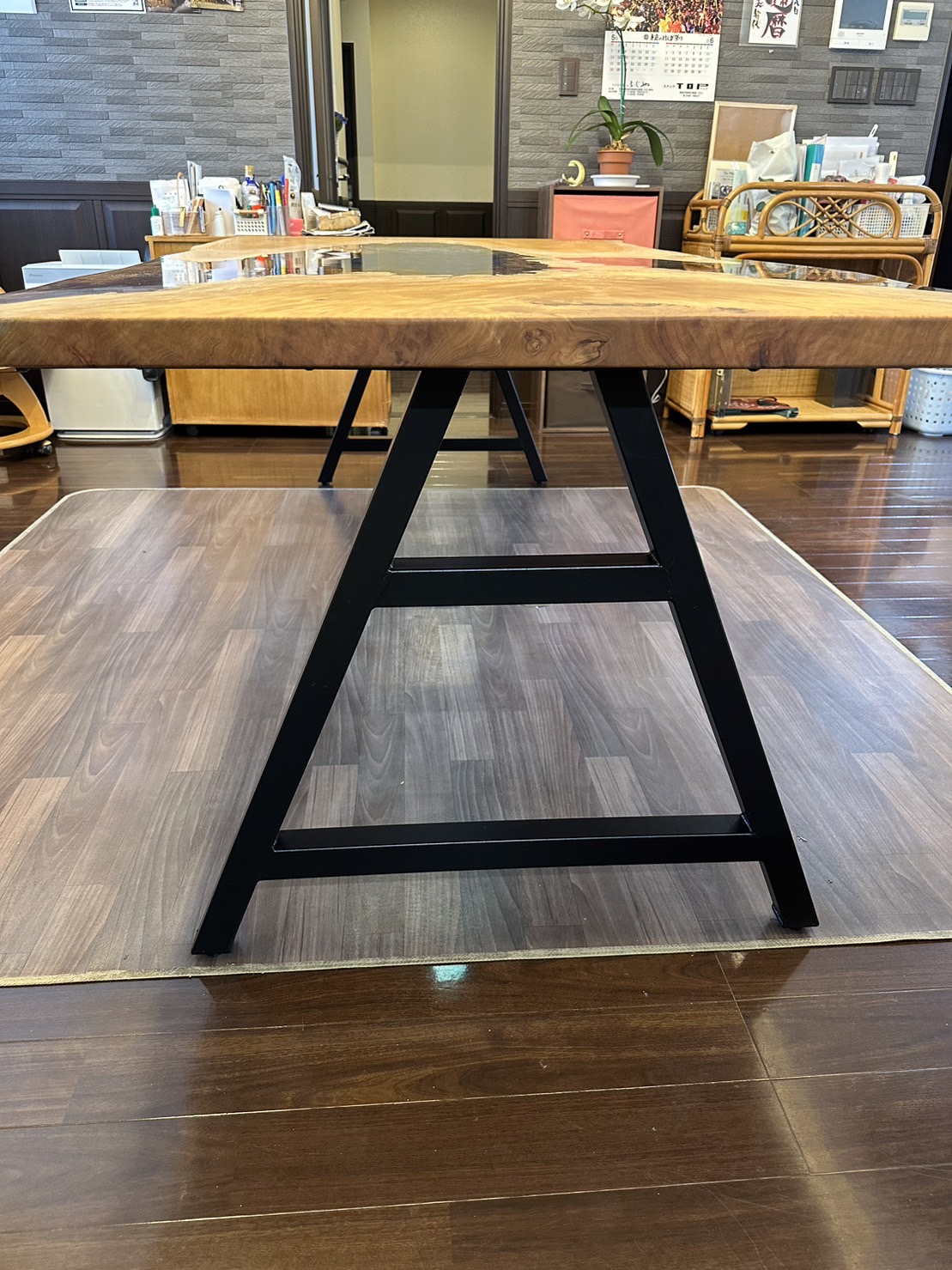 欅（ケヤキ）の一枚板とブルークリアレジンで造作ダイニングテーブル