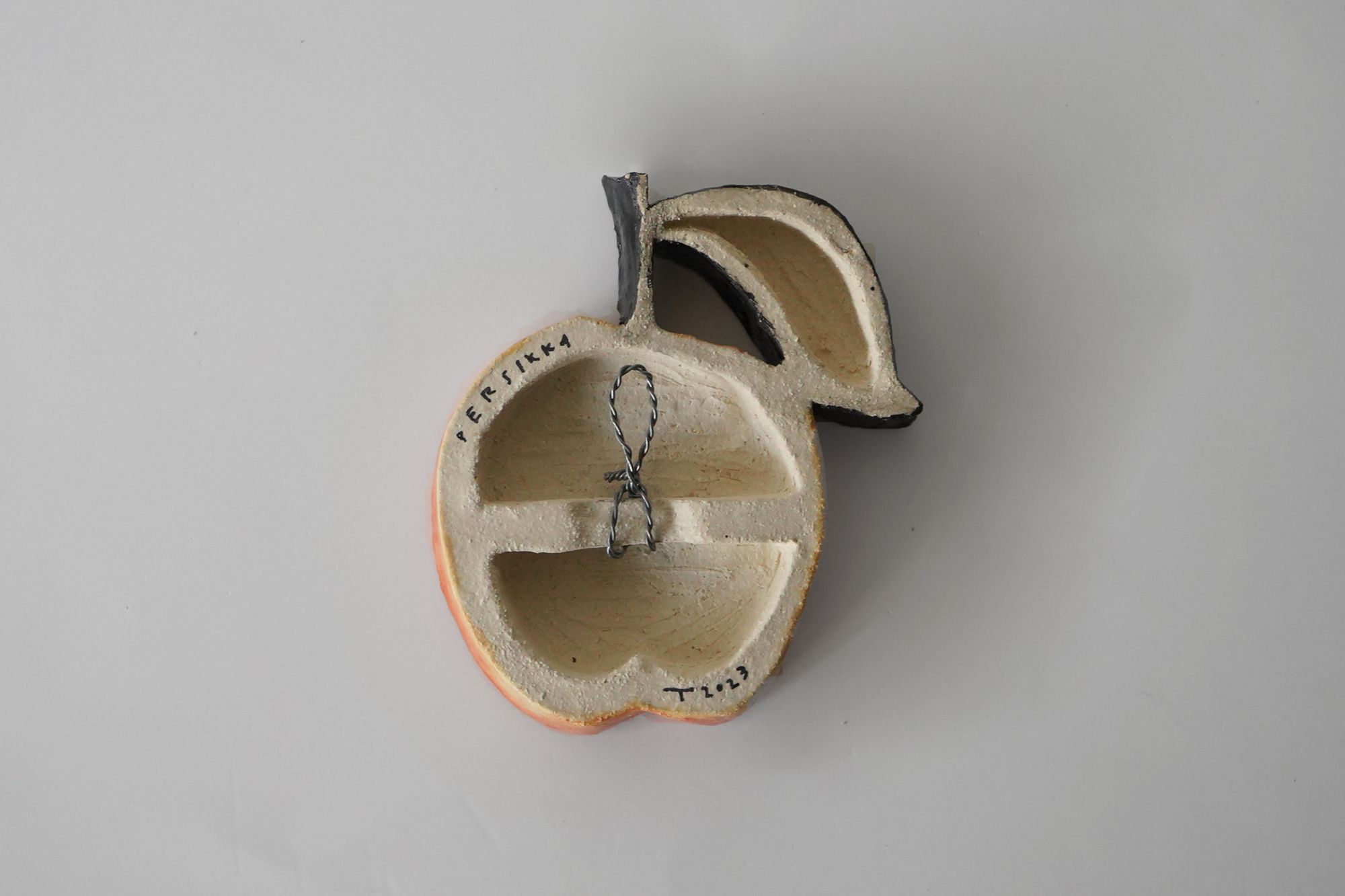 Ceramic Relief Peach - minä perhonen