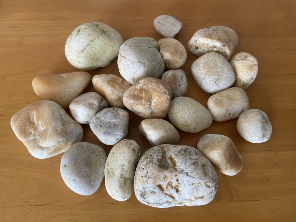 海で拾った石の活用方法◇アイデア次第で色々 | 自給自足ラボ