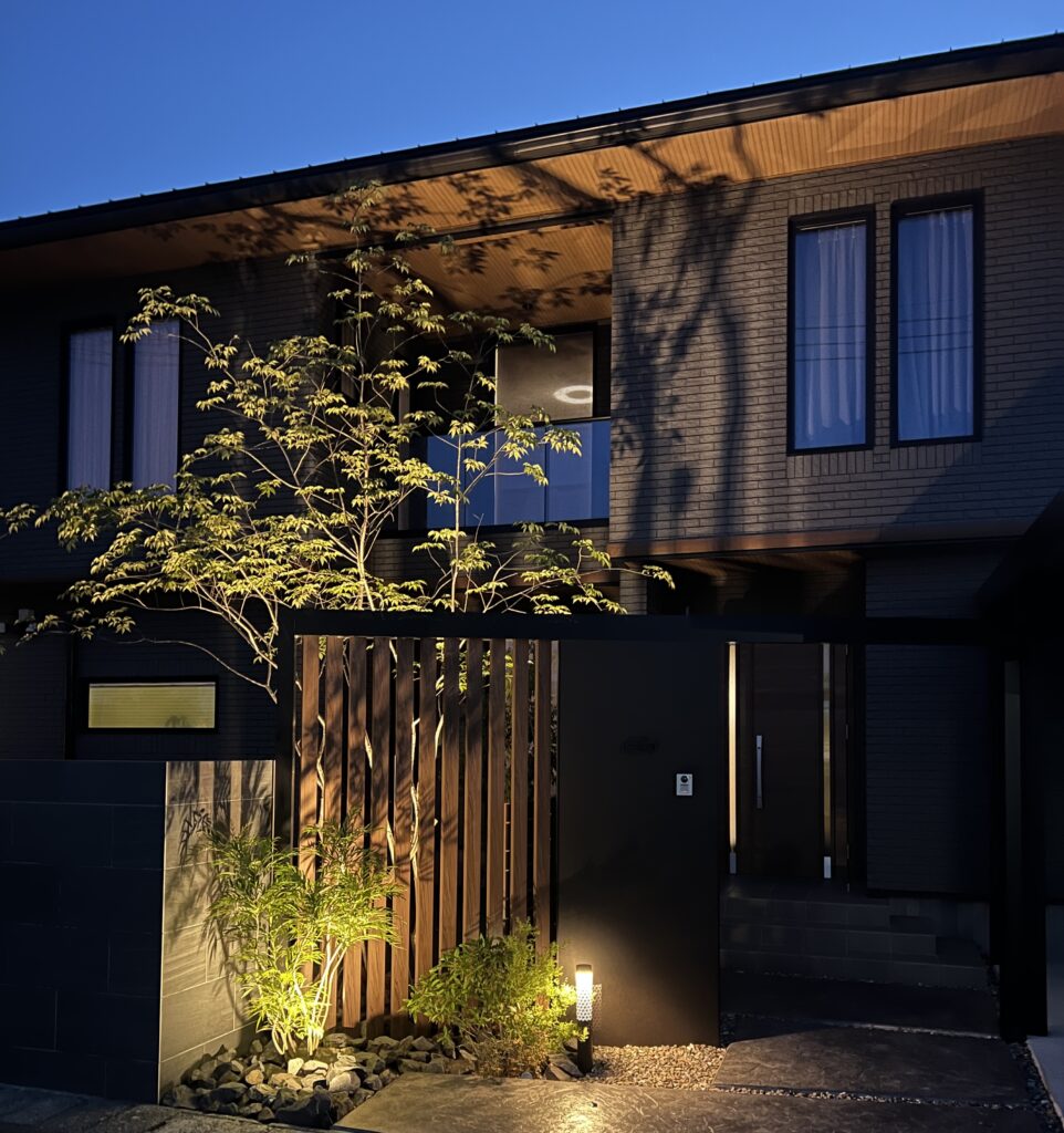 山採りのアオダモが印象的なモダンなセミクローズ外構 - グリーンステージ