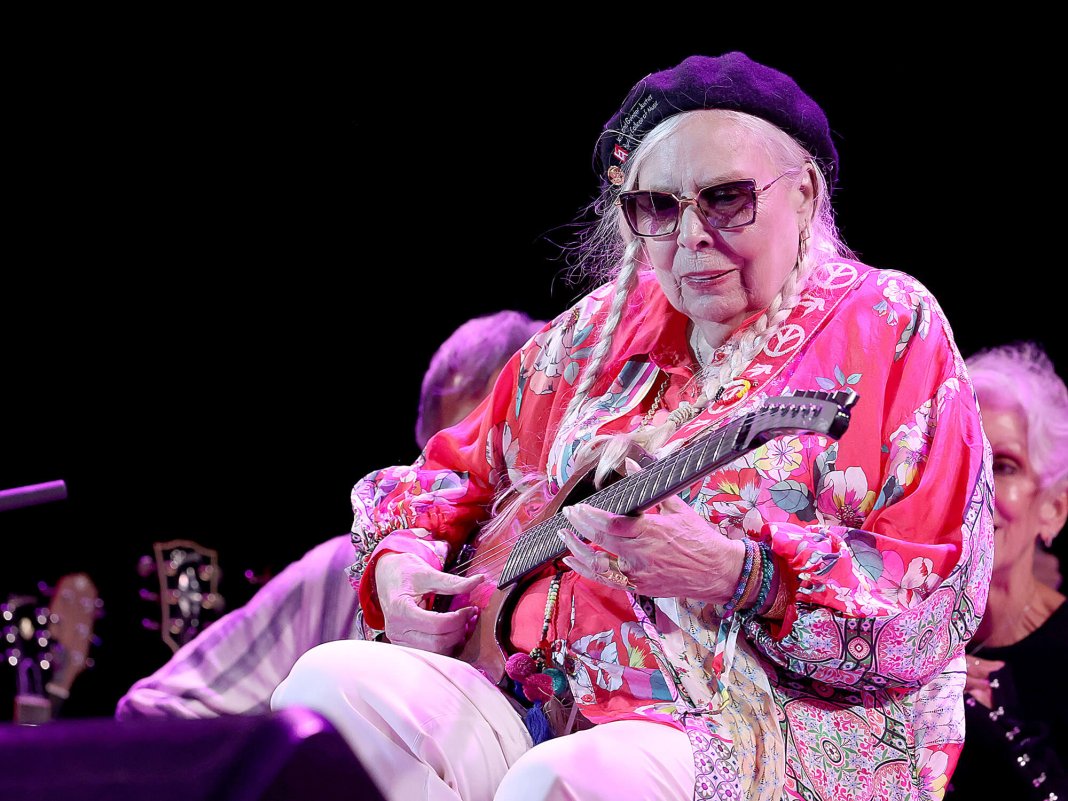 Watch Joni Mitchell play her first headline show in 23 years