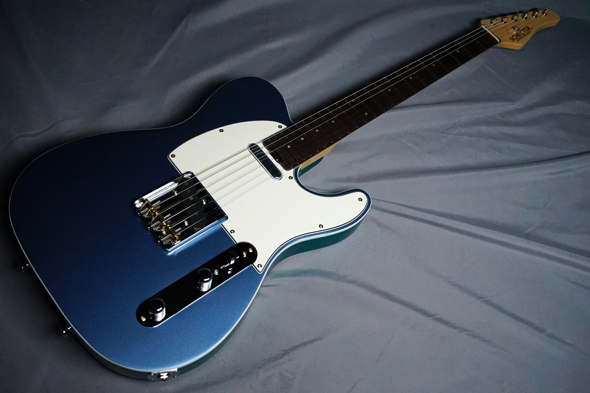 南国の海をイメージしたツートンカラーのテレキャスター｜ギターマニア