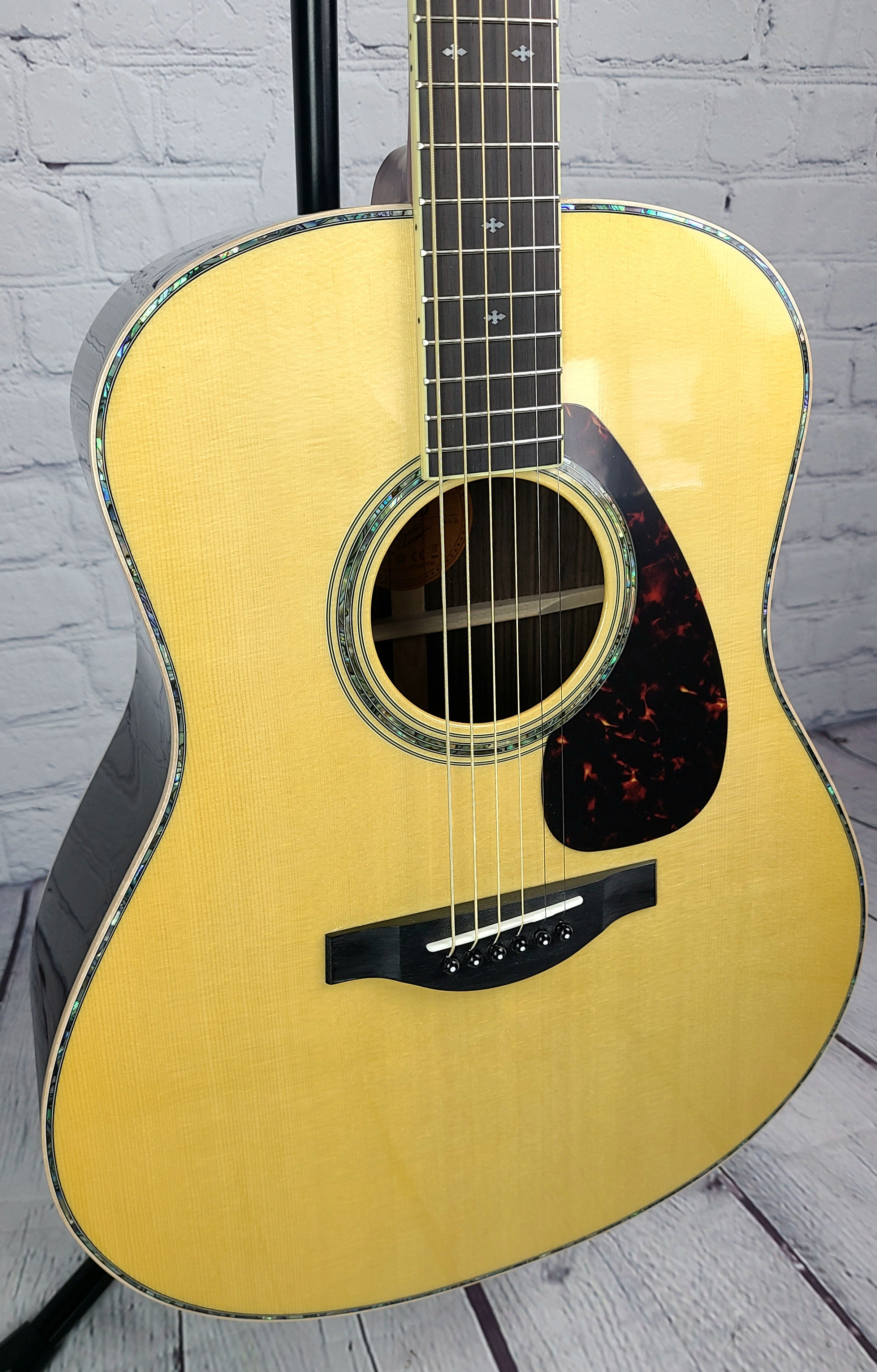 Yamaha LL16D Deluxe Solid Rosewood Electric Acoustic Natural