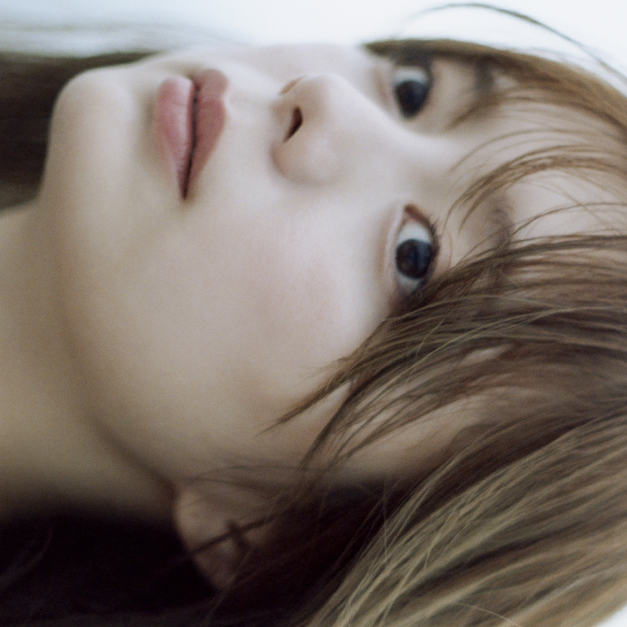 紺野彩夏写真集 透 – guilloche inc.