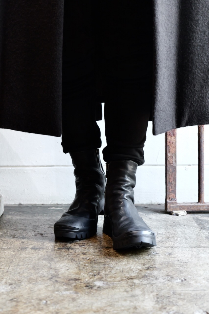 11V-71057. HORSE LEATHER DUAL ZIP SHORT DZ-1 VB-1 RUBBER SOLES