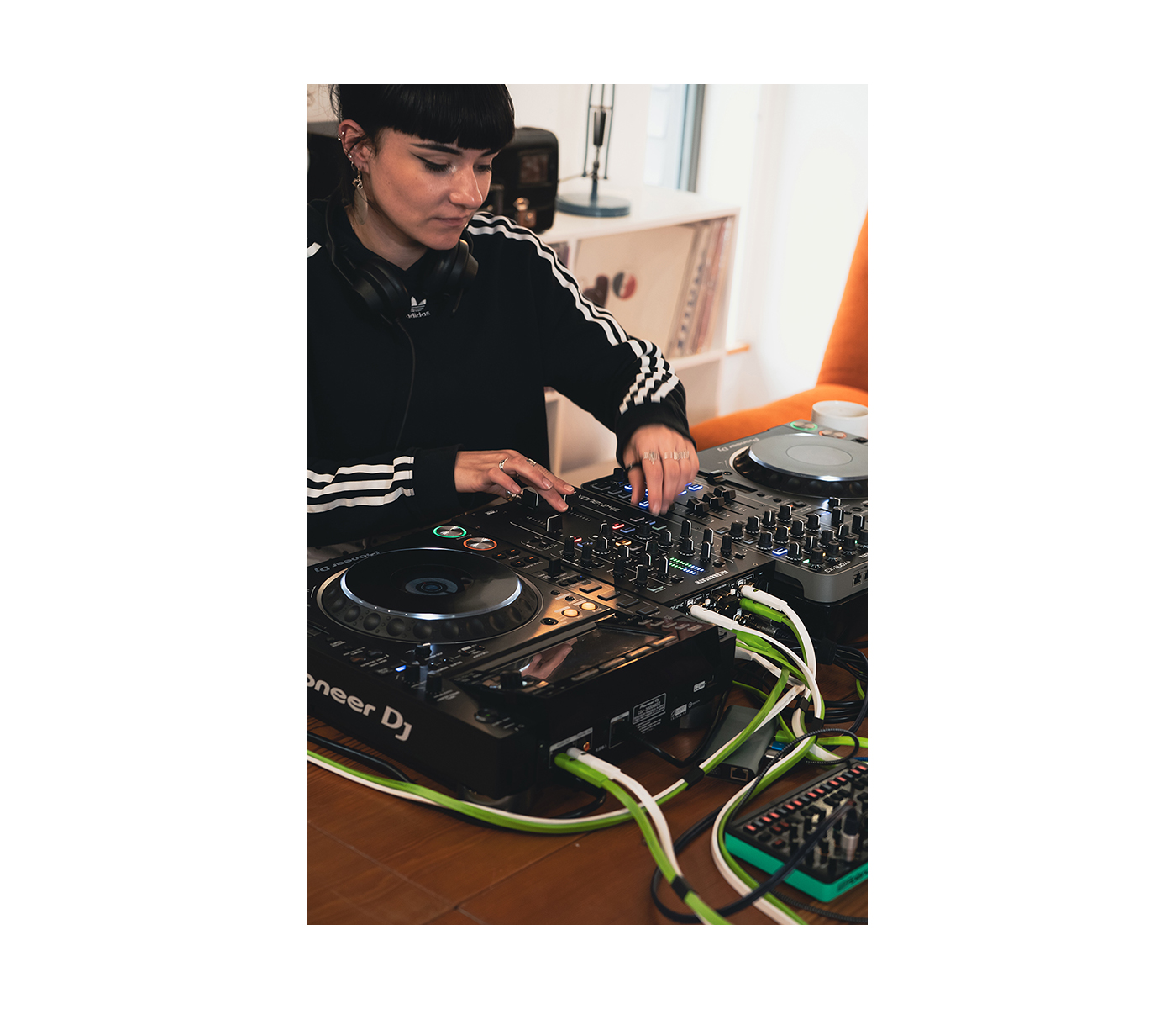 RS5752_Xone24C-lifestyle-