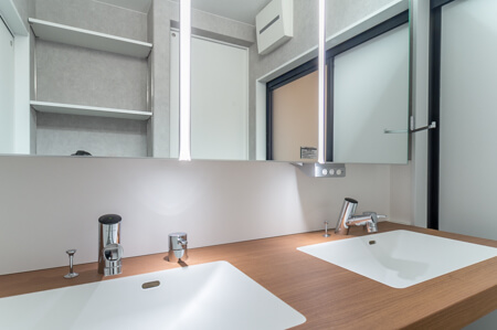 ユーティリティルームと2ボウル洗面台＋三面鏡ラシス｜注文住宅の施工