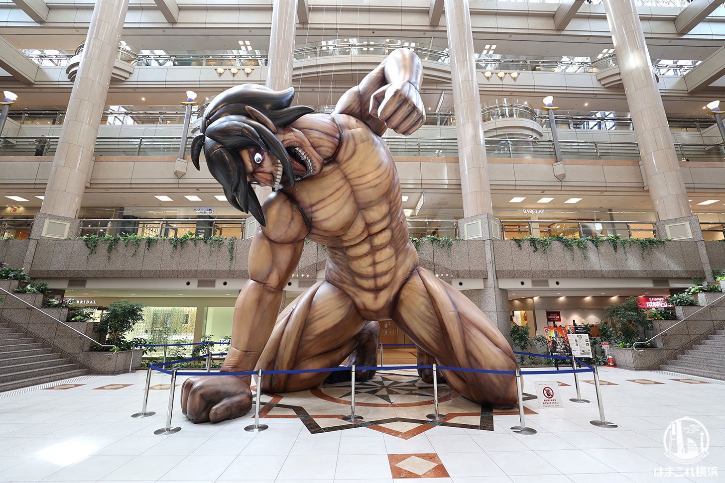 横浜・ランドマークプラザに進撃の巨人！エレン巨人や超大型巨人を激写