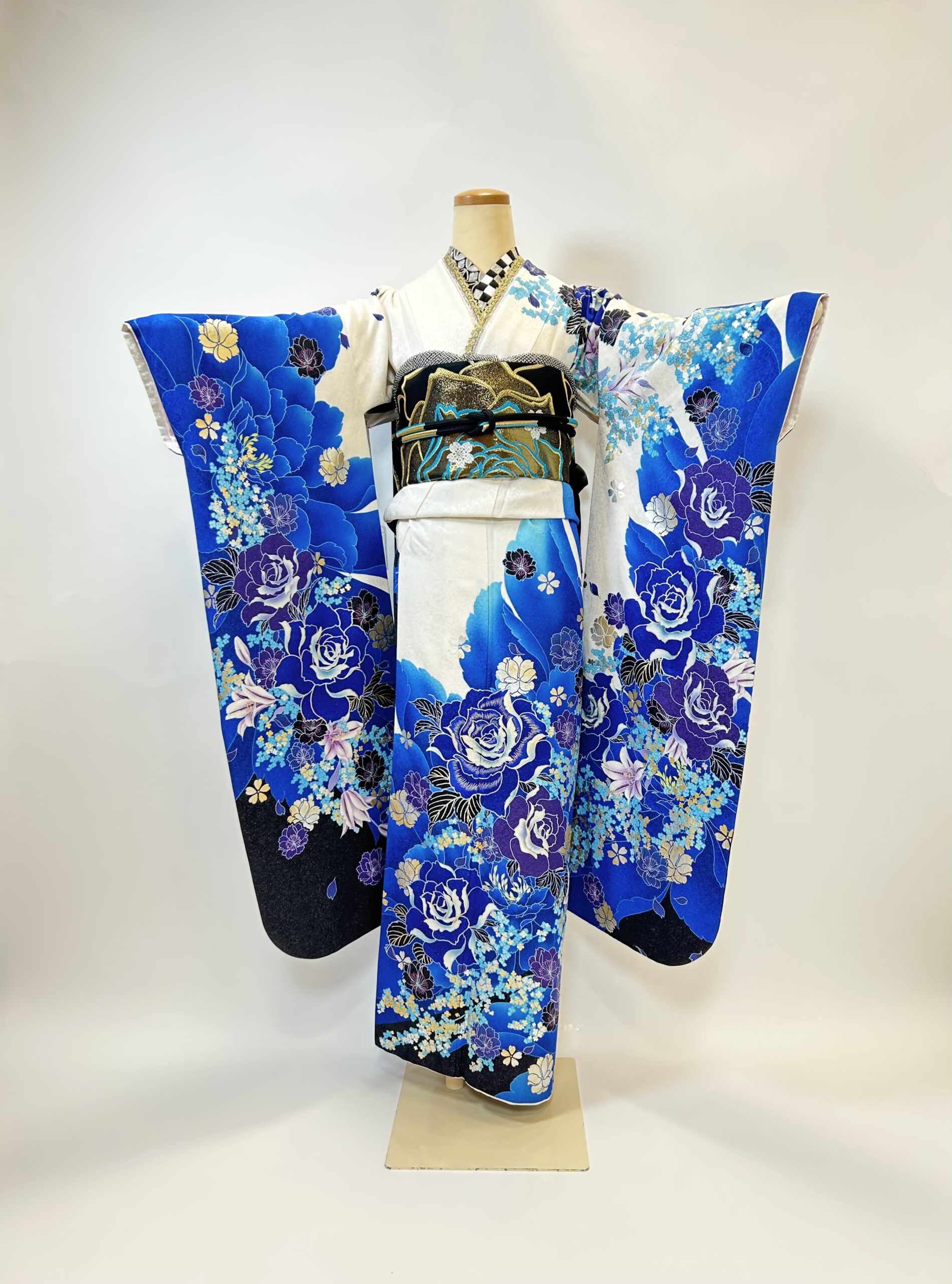 白地に大胆な青いバラが映える | 京都・大阪で振袖・前撮りのことなら