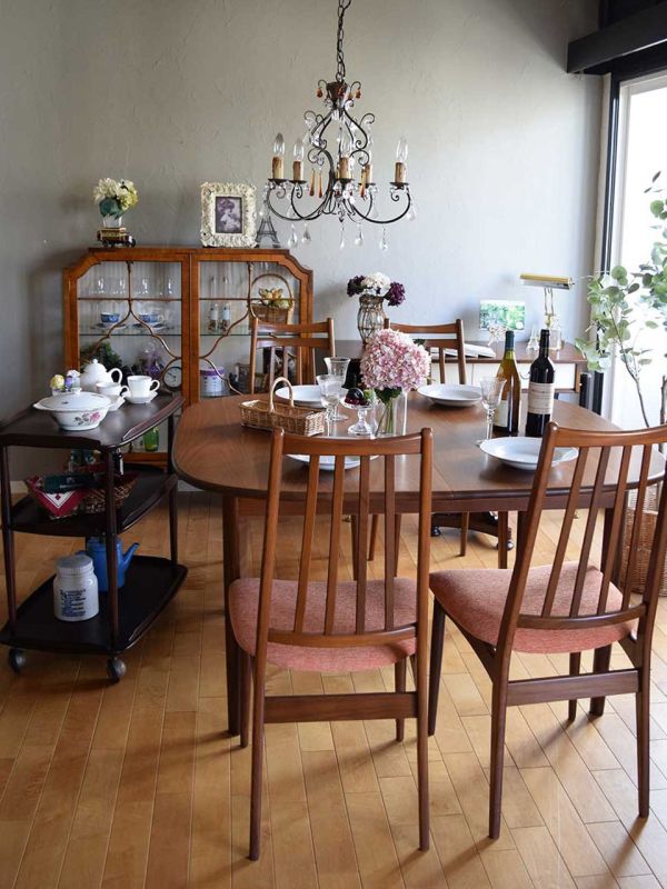 北欧スタイルのビンテージのチェア、カッコいいイギリスのダイニング