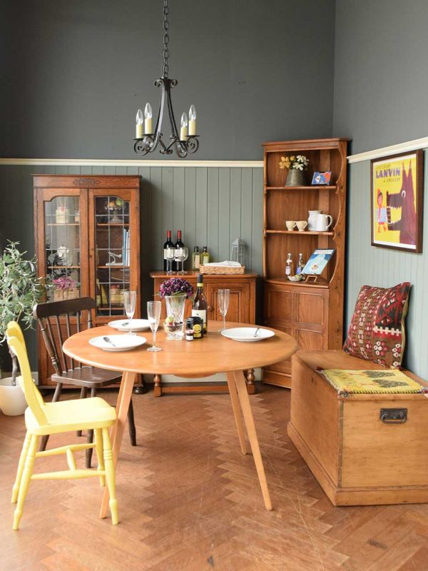 おしゃれなアンティークの椅子、素朴な雰囲気が漂うアンティークの