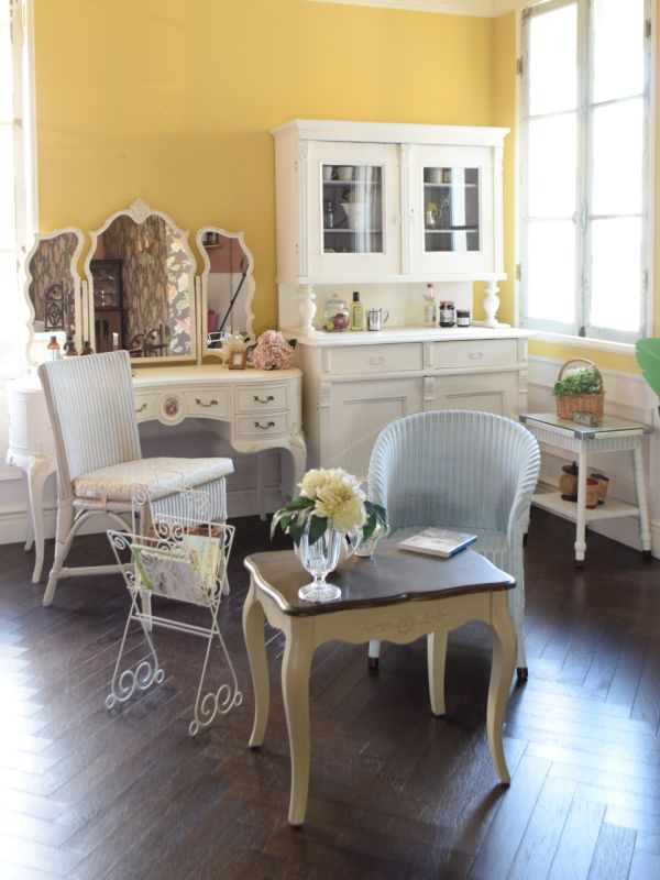 フランスのアンティーク調のおしゃれなローテーブル、シャビーシックな