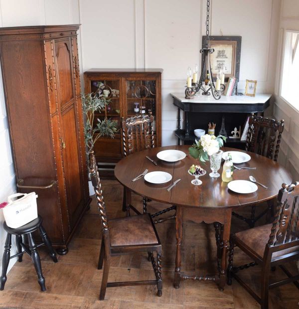 イギリスアンティークのワードローブ、カッコいい彫りの入った洋服