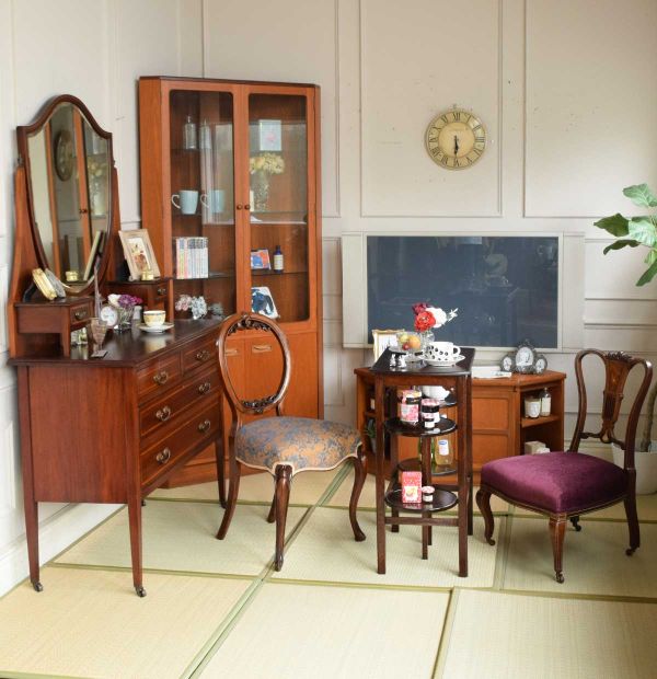 英国から届いた盾形鏡のおしゃれな鏡台、アンティークのドレッシング