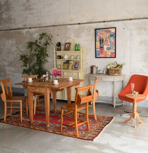 北欧スタイルのビンテージチェア、オレンジ色のカッコいいスピンチェア