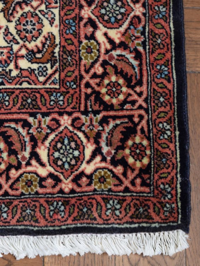 美しい草花が描かれたビジャーのペルシャ絨毯、美しい手結びの