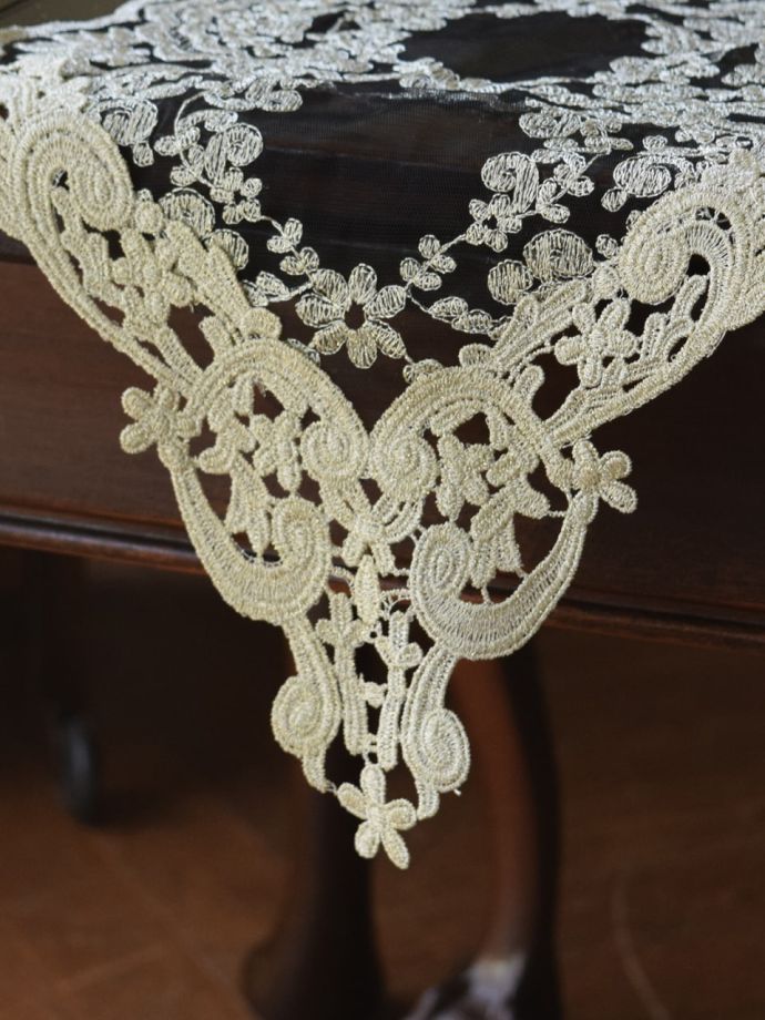 フレンチアンティーク調のテーブルランナー、華やかなお花の刺繍の