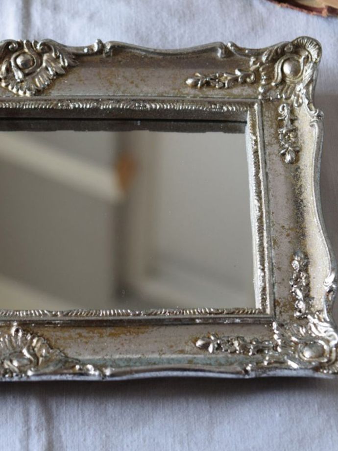 アンティーク風のおしゃれな鏡、いろんな使い方を楽しめるミラートレイ