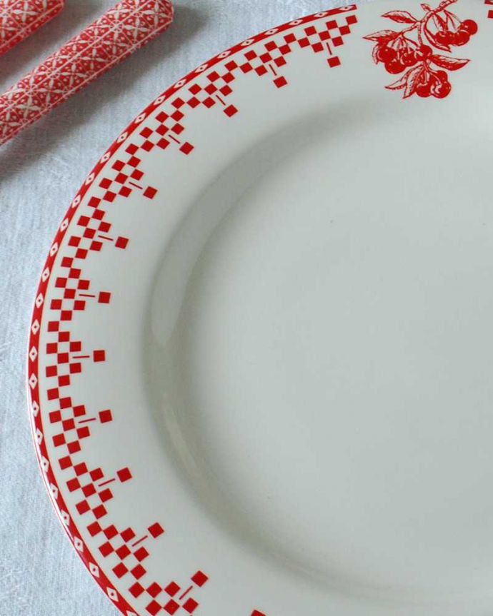 フレンチチェックとチェリーの模様が可愛い食器、コントワール・ドゥ