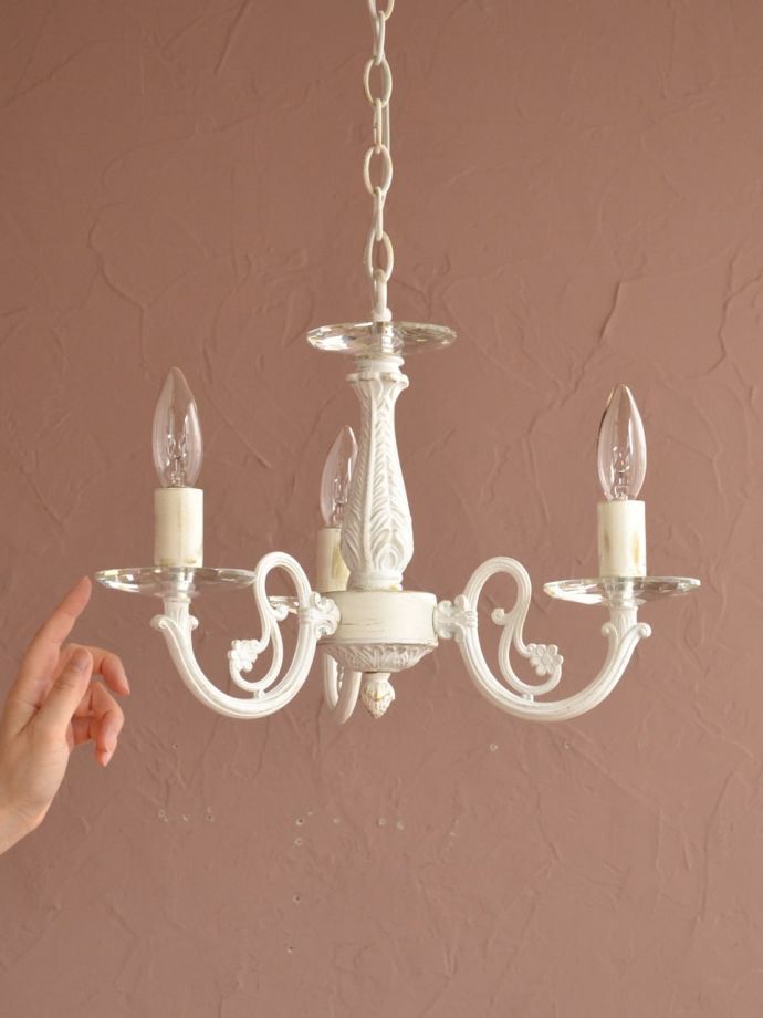 アンティーク調の照明器具、クリスタルのお皿が付いた3灯の