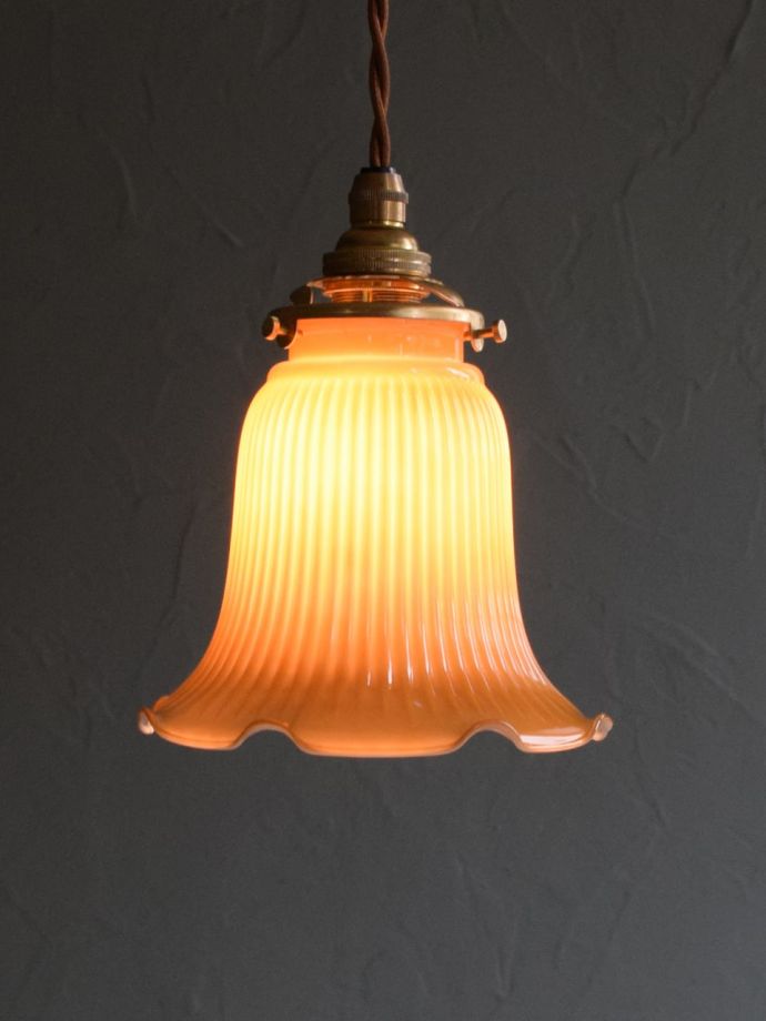 オレンジ色のお花の形がおしゃれなガラスシェードのペンダントライト