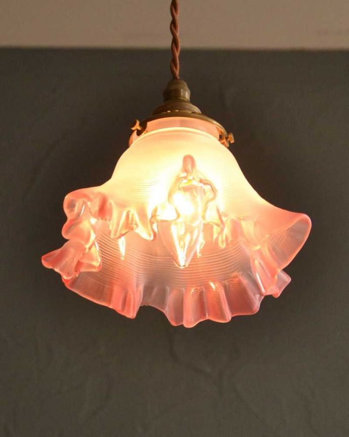 さくらピンクのフリルガラスのペンダントライト（コード・シャンデリア