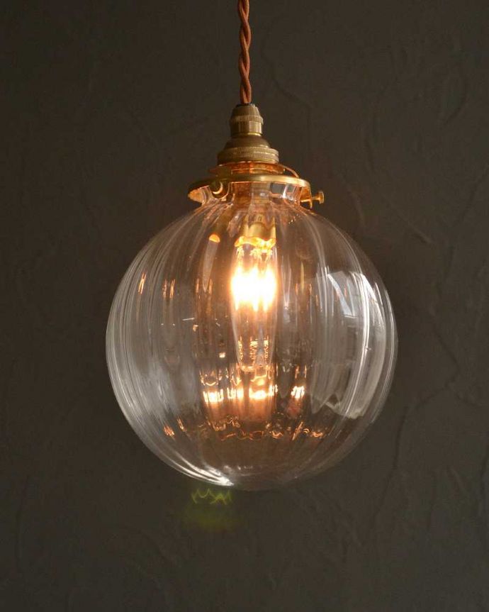 クリアガラスのストライプ模様のガラスボールペンダントライト(コード