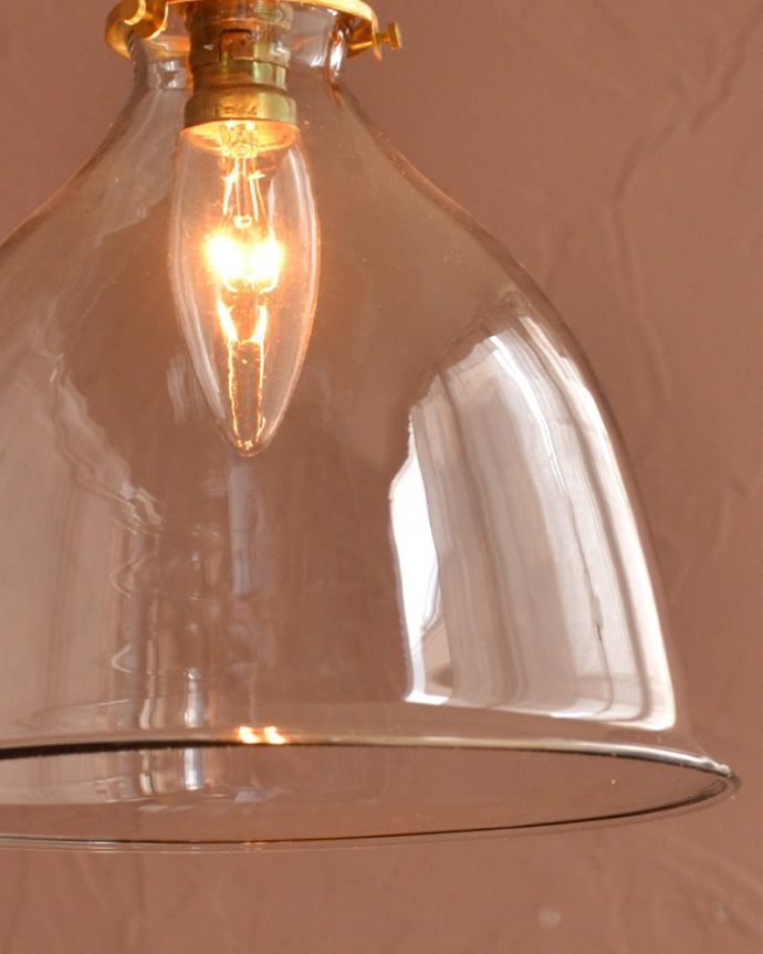 ベルのようなフォルムのガラスのペンダントライト(コード