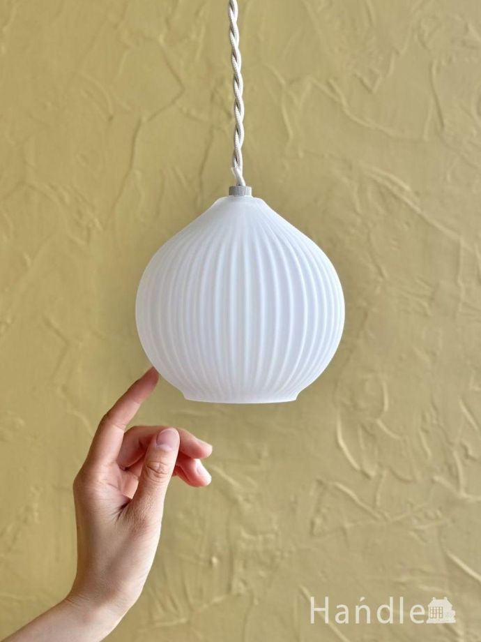 たまねぎの形が可愛い北欧スタイルの照明、白いガラスシェードの