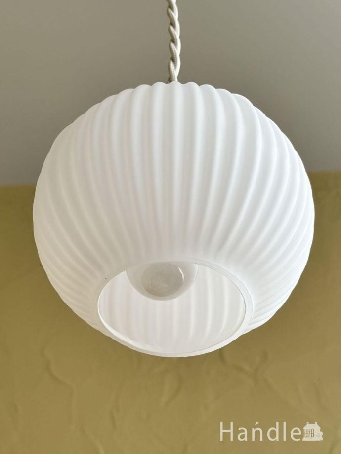 たまねぎの形が可愛い北欧スタイルの照明、白いガラスシェードの