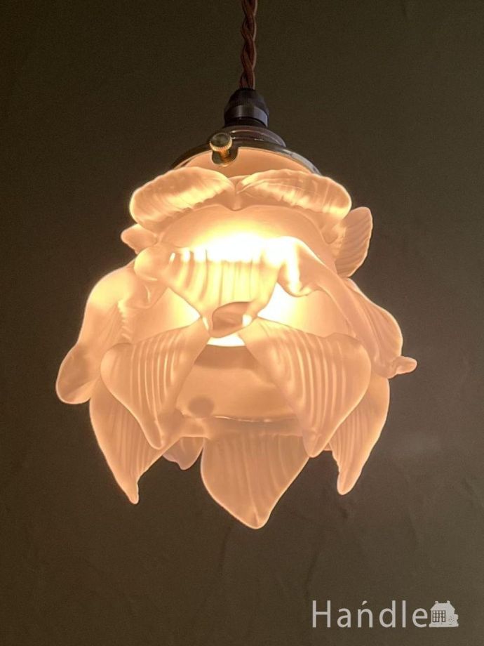 バラの形が可愛いガラスシェード、アンティーク調のペンダントライト