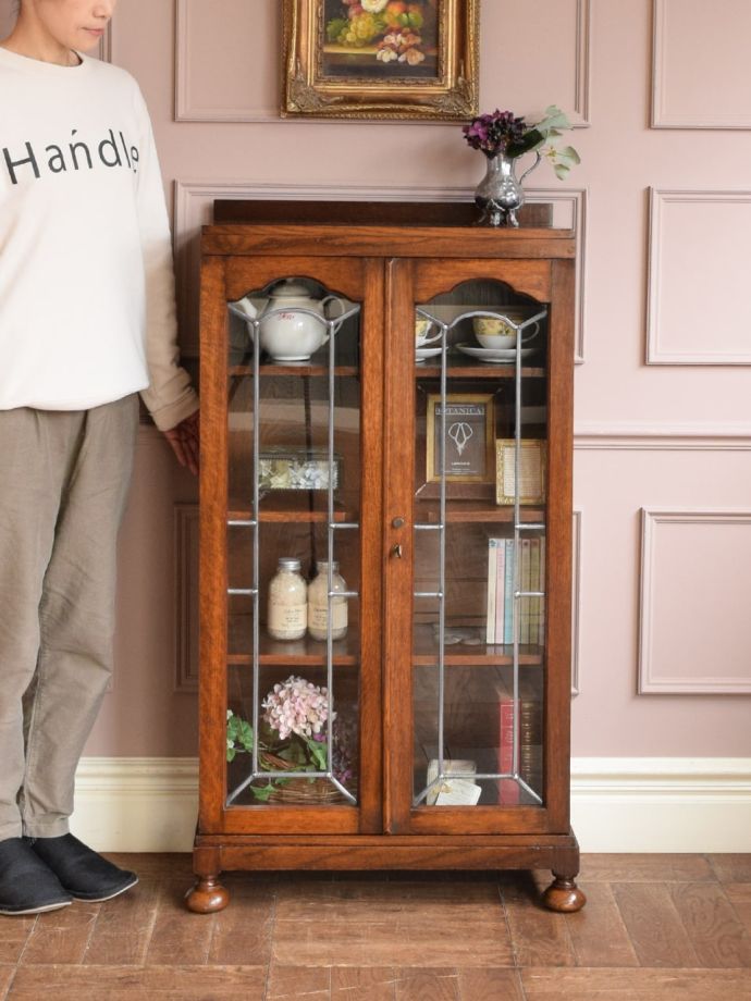 幾何学模様のステンドグラスが美しい本棚、英国アンティークのブック