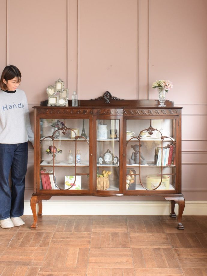 湾曲ガラスのアンティークショーケース、イギリスから届いたマホガニー