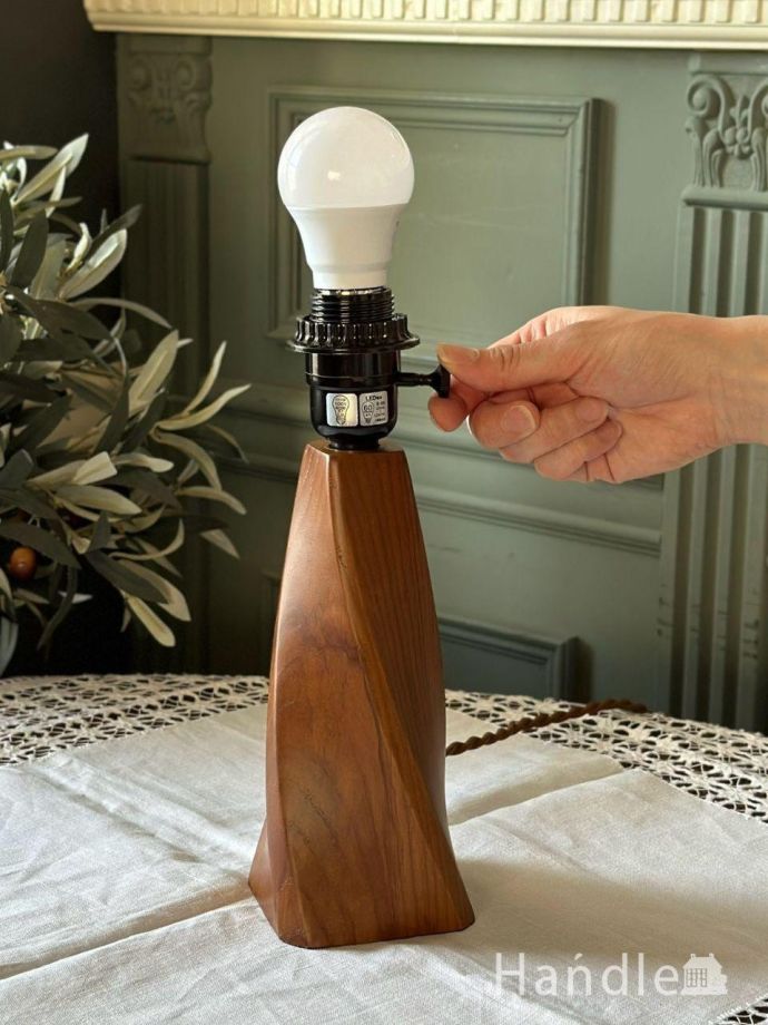 北欧スタイルのおしゃれな照明、木製の土台テーブルランプ(E26型LED