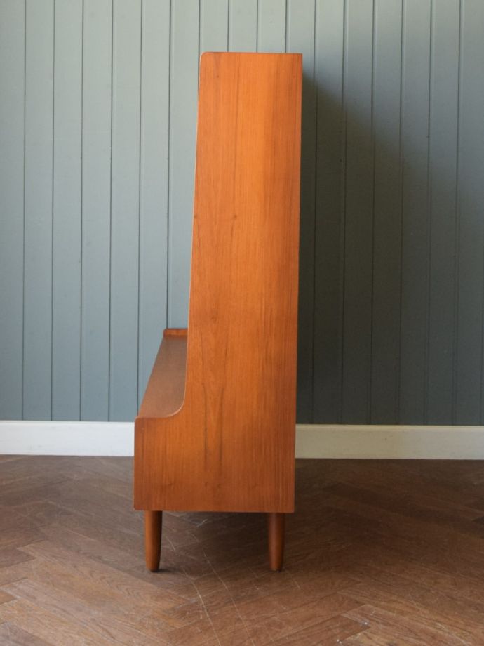 ミッドセンチュリースタイルのサイドボード、チーク材のおしゃれな