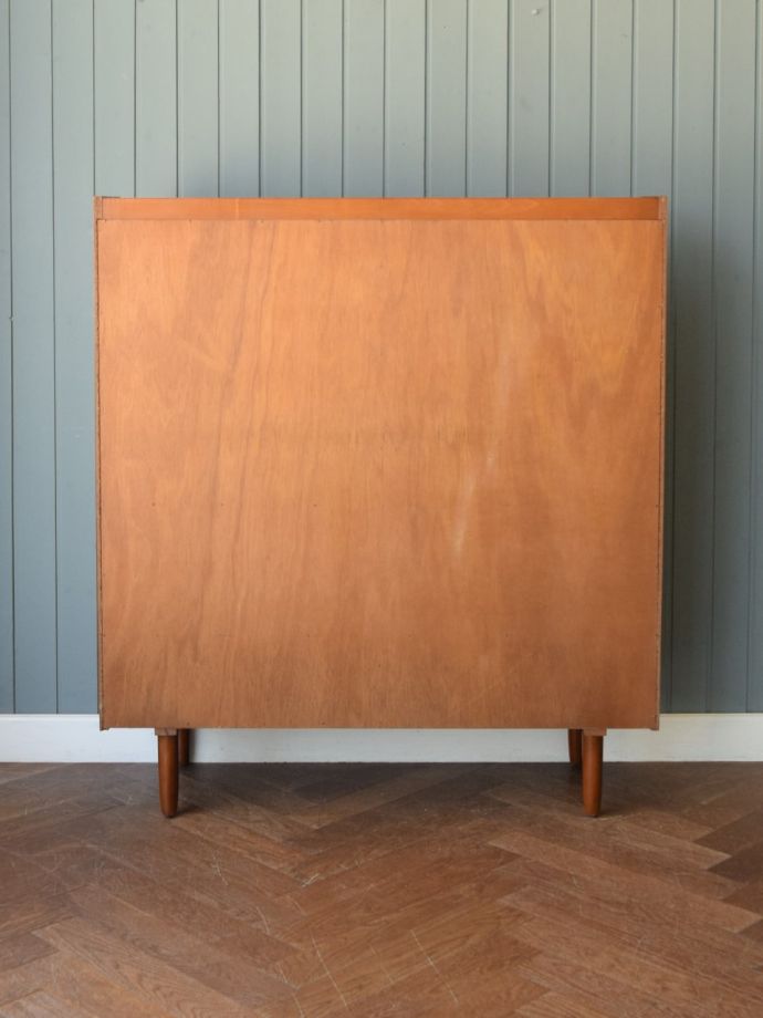 ミッドセンチュリースタイルのサイドボード、チーク材のおしゃれな