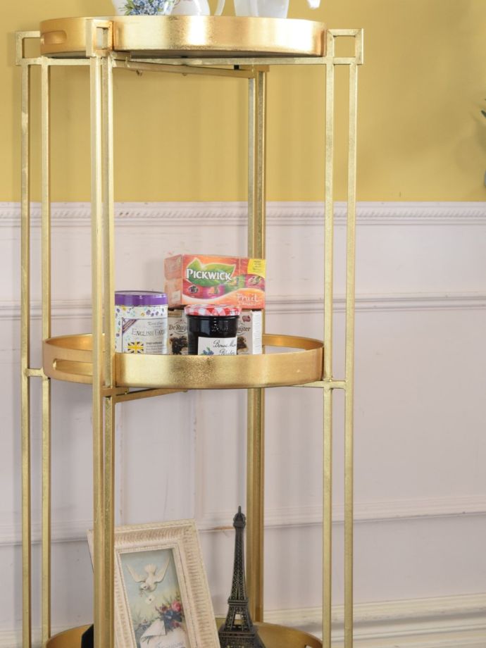 キラッキラに輝くゴールド色のトレイ付き家具、キゃスターが付いて移動