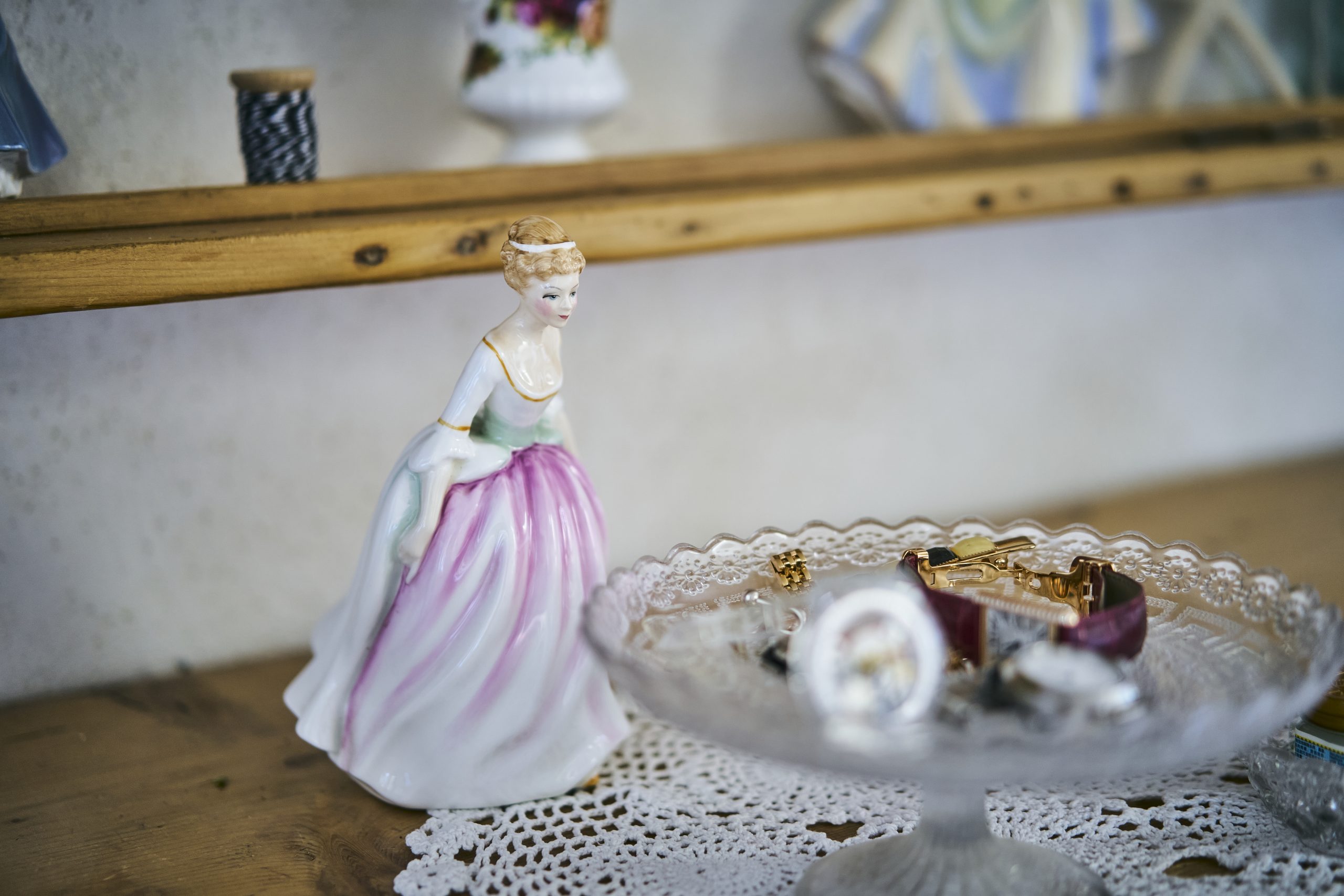 美しい陶器の人形 アンティークフィギュリンの魅力【公式