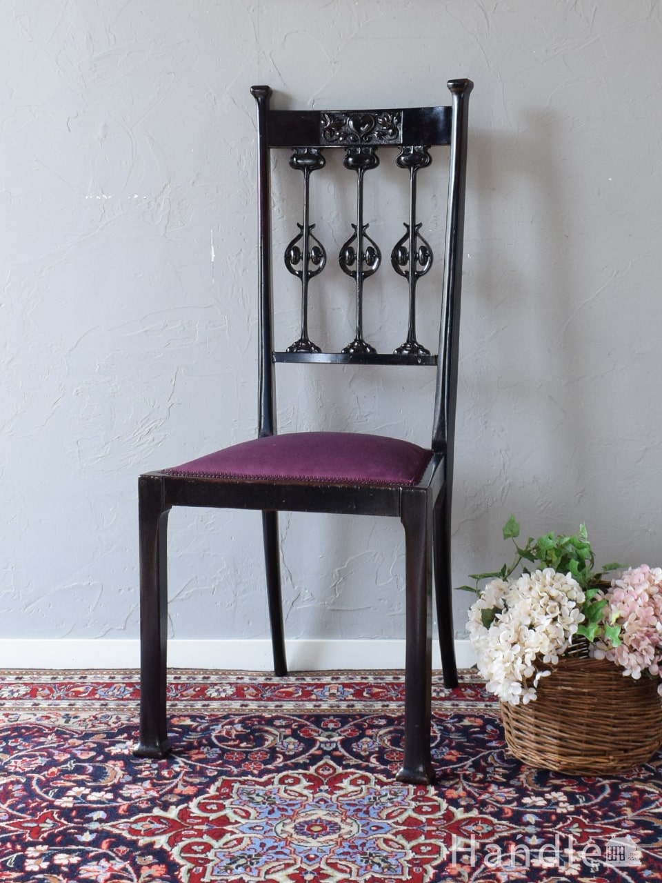 アンティークのヘップルホワイトチェア、透かし彫りが美しい英国の椅子