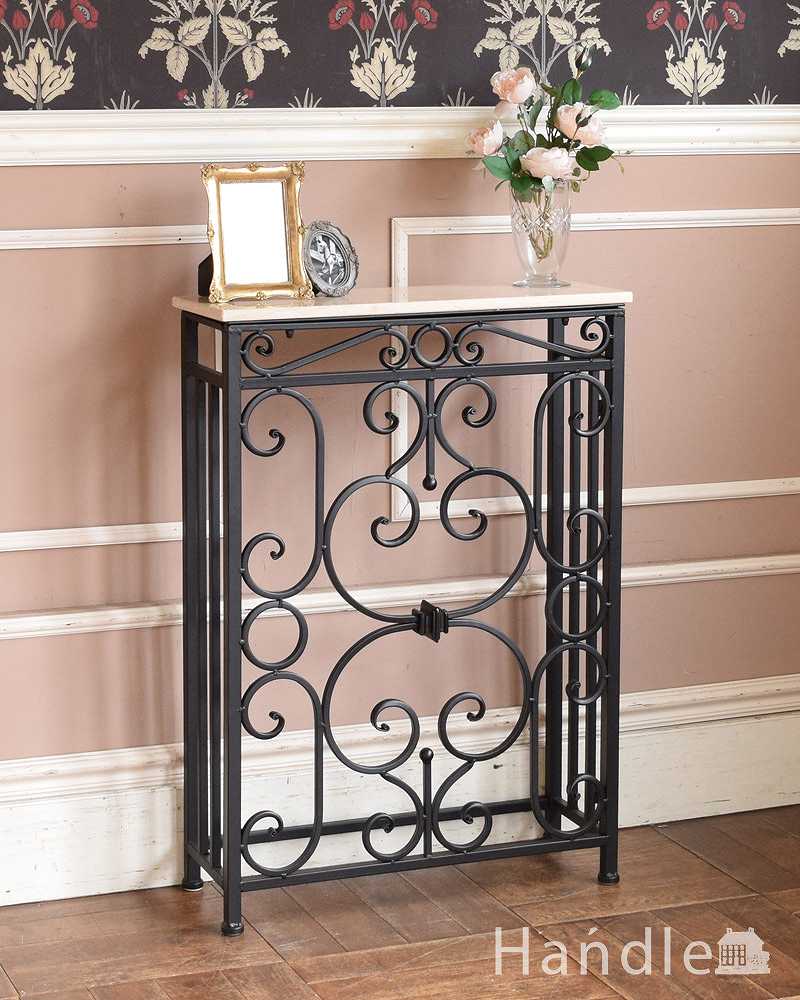 アンティーク風のテーブル、大理石天板✕アイアンのおしゃれな