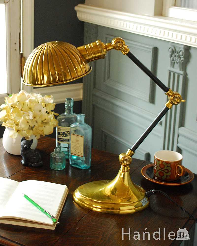 キラッと輝くゴールド色。アンティーク風のデスクランプ(電球なし)(tl